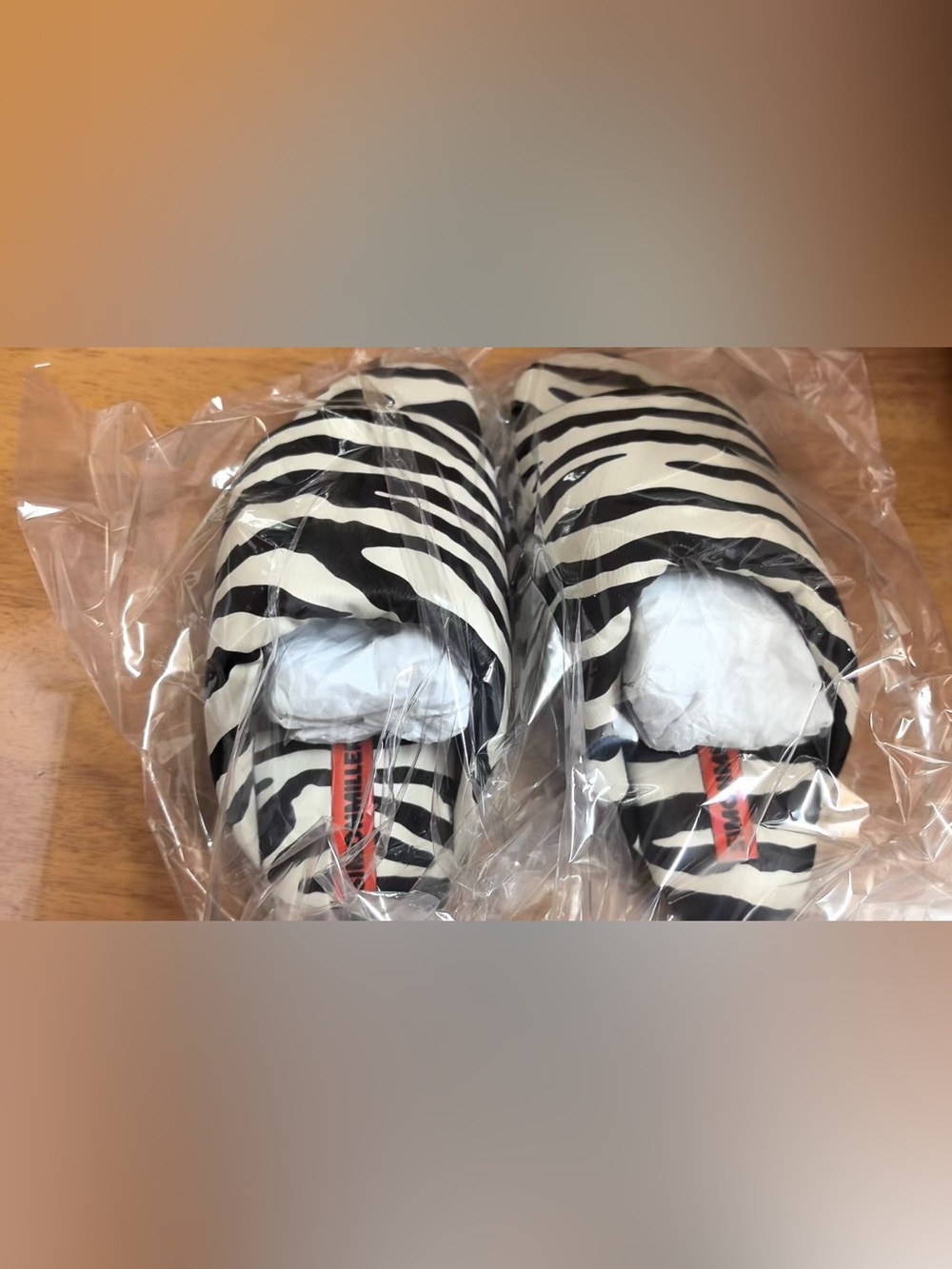 NWOT*SIMONMILLER Zebra Bubble Slide Sandals - size 36 - Picture 3 of 3
